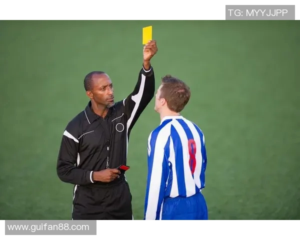 足球裁判吹哨的瞬间揭示比赛背后的规则与公正之道